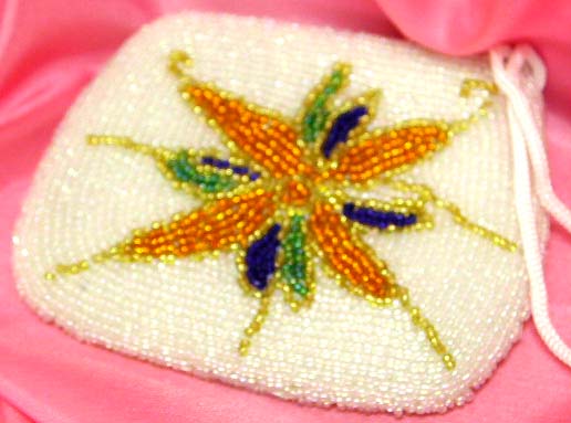 Fashion beaded purse with flower pattern design. A simple but elegant design, perfect for every occassion!